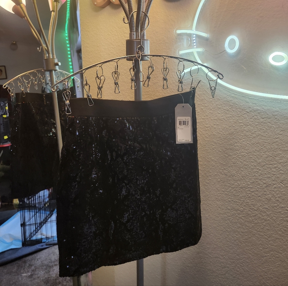 💖💖💖Guess Black Skirt with Branded Label💖💖💖